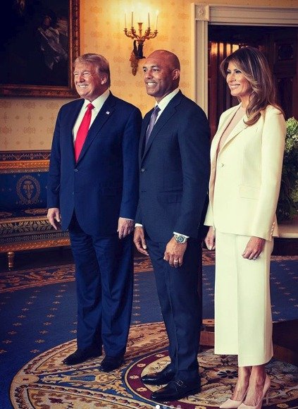 Prezident Donald Trump s manželkou Melanií a baseballistou Riverou.