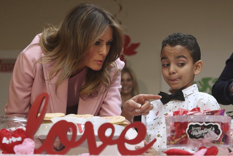 Melania Trumpová na svátek sv. Valentýna zamířila za dětmi do nemocnice. (14. 2. 2019)