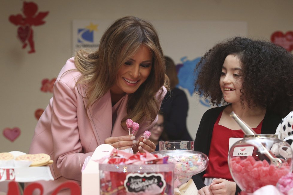 Melania Trumpová na svátek sv. Valentýna zamířila za dětmi do nemocnice. (14. 2. 2019)