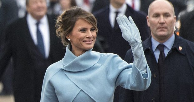 V bleděmodrém outfitu od světového tvůrce módy Ralpha Laurena, který oblékla na prezidentskou inauguraci Trumpa, stoprocentně splnila požadavek elegance na první dámu kladený.