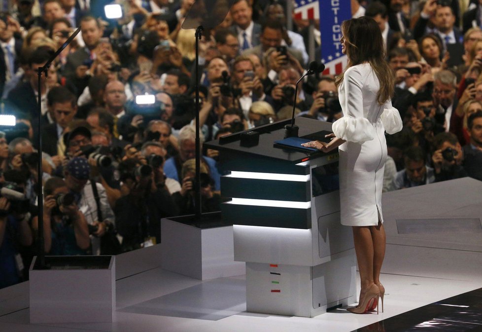„Donald je nejlepší,“ prohlásila v rámci kampaně profi manželka Melanie. Její lepý zadek bílý model šatů patřičně vykreslil a s nohou splývající lodičky od Louboutina s vysokou jehlou nohy potrápily.