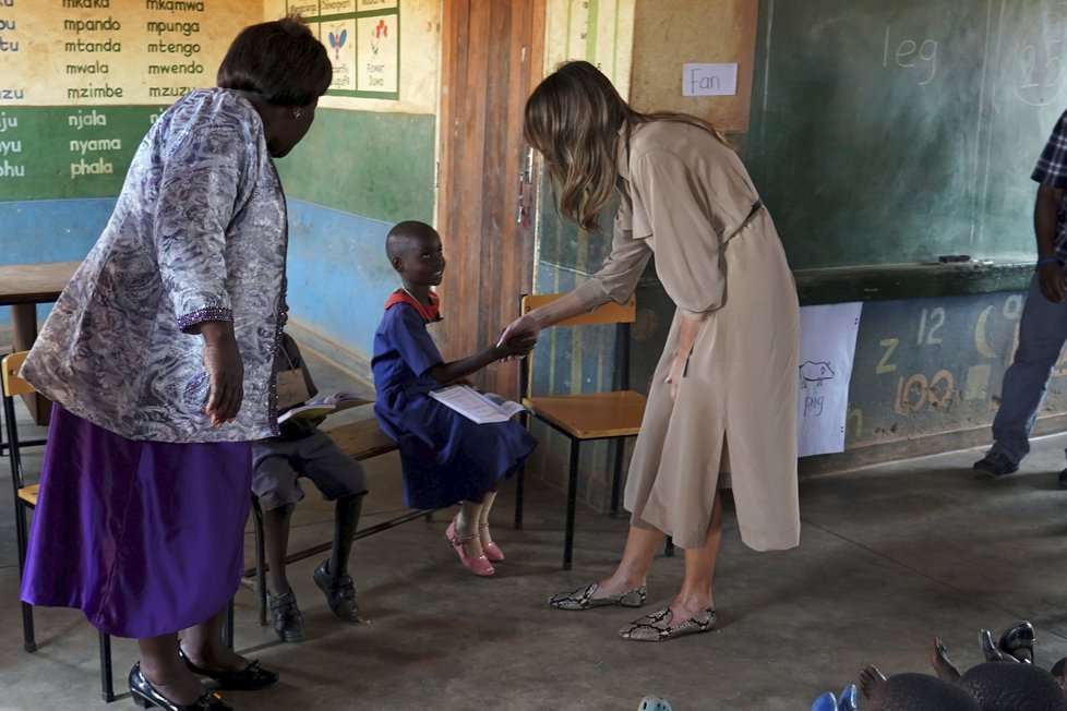 První dáma USA Melania Trumpová v Malawi navštívila školu.