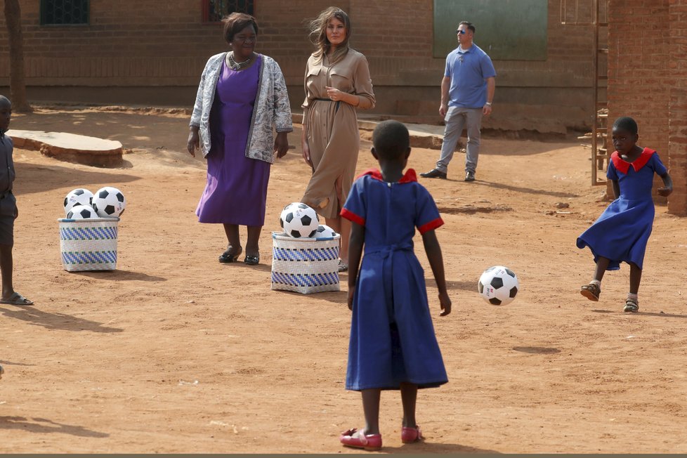 První dáma USA Melania Trumpová v Malawi navštívila školu.