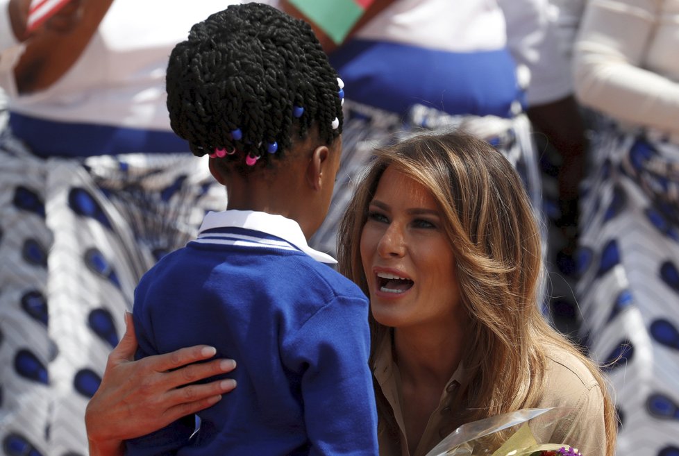 První dáma USA Melania Trumpová v Malawi navštívila školu.