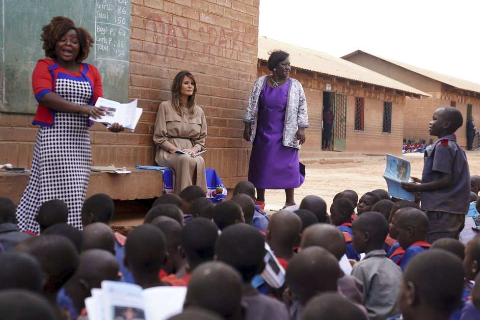 První dáma USA Melania Trumpová v Malawi navštívila školu.