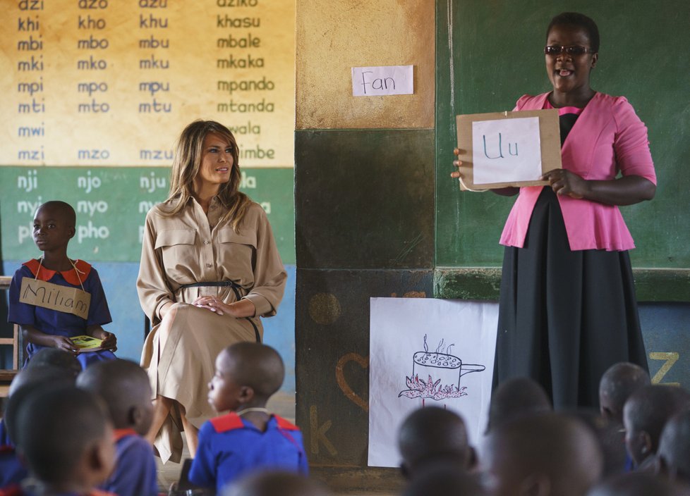 První dáma USA Melania Trumpová v Malawi navštívila školu.