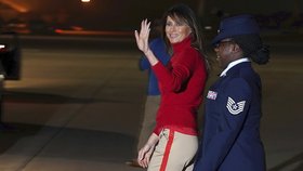 Melania Trumpová se vrátila do USA, její cestu po Africe zastínila kritika kvůli oblečení (7. 10. 2018).