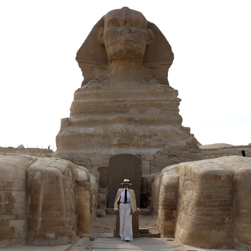Melania Trumpová během návštěvy Egypta, kde zakončila svou cestu po Africe.
