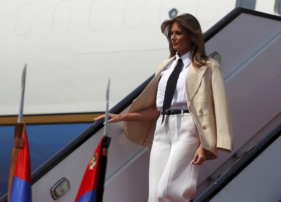 Přehozené přes ramena nenosí Melania Trumpová jen kabáty, ale i saka.