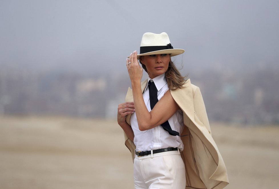 Melania Trumpová během návštěvy Egypta, kde zakončila svou cestu po Africe.