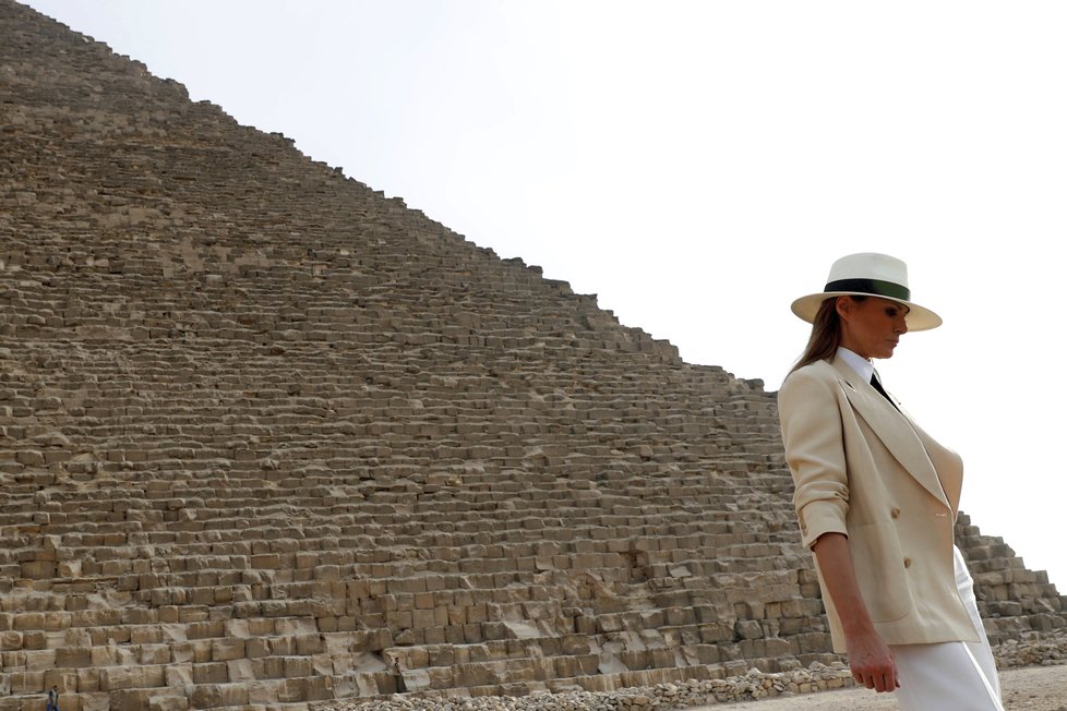 Melania Trumpová během návštěvy Egypta, kde zakončila svou cestu po Africe.