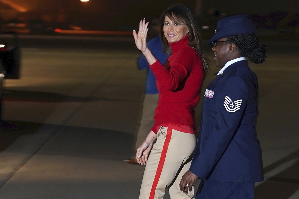 Melania Trumpová se vrátila do USA, její cestu po Africe zastínila kritika kvůli oblečení (7.10.2018).