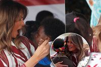 Melanii okouzlily děti v Africe. Usměvavá Trumpová sundala prsten a obula baleríny