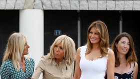 Manželka amerického prezidenta Melania Trumpová a první dáma Francie Brigitte Macronová během summitu G7 (26. 8. 2019)