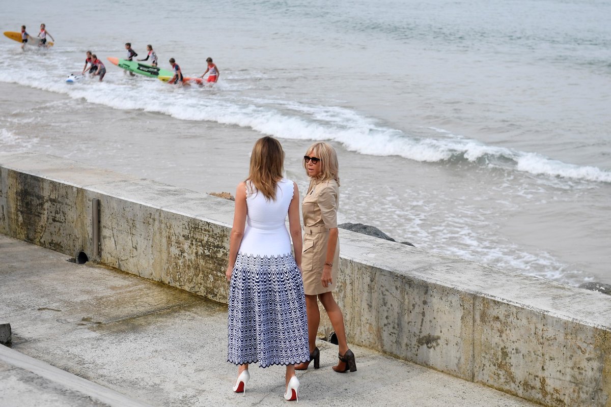 Manželka amerického prezidenta Melania Trumpová a první dáma Francie Brigitte Macronová během summitu G7 (26. 8. 2019)