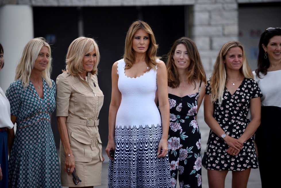 Manželka amerického prezidenta Melania Trumpová a první dáma Francie Brigitte Macronová během summitu G7 (26. 8. 2019)