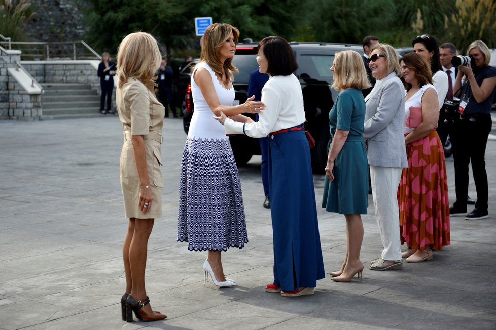 Manželka amerického prezidenta Melania Trumpová a první dáma Francie Brigitte Macronová během summitu G7 (26. 8. 2019)