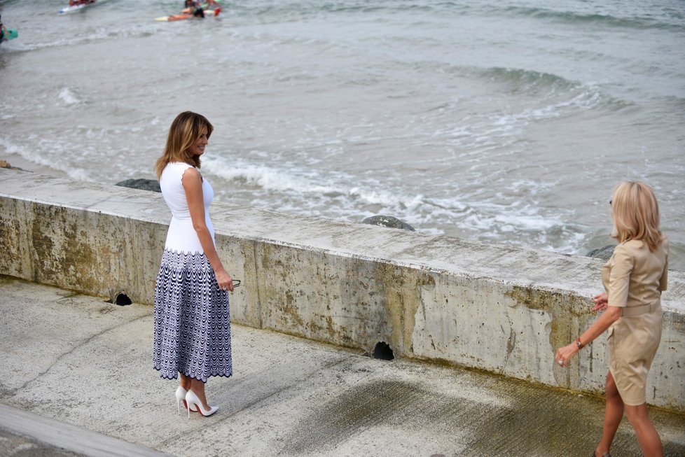 Manželka amerického prezidenta Melania Trumpová a první dáma Francie Brigitte Macronová během summitu G7 (26. 8. 2019)