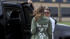 Melania Trump proti rozdělování dětí: Odjela do McAllenu v Texasu na hranicích s Mexikem, aby se se situací přímo na místě seznámila.