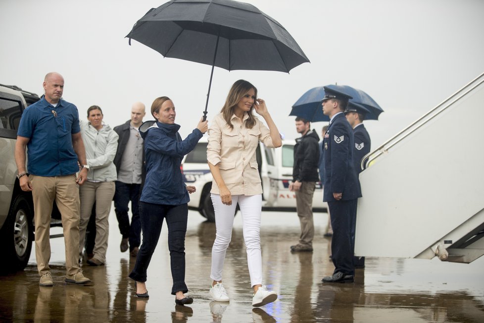 První dáma Spojených států Melania Trumpová vyvolala kritiku volbou oblečení, v němž ve čtvrtek odcestovala na návštěvu texaského centra, kde jsou internovány děti odebrané přistěhovalcům bez dokladů.