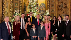 Melania Trump na rodinné vánoční fotce chyběla