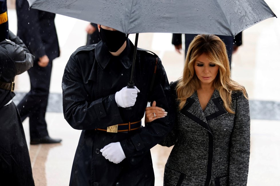 Melania Trumpová u hrobu neznámého vojína.