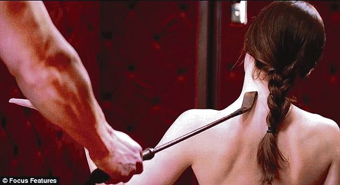 Dakota se  ve filmu poddává násilným praktikám Christiana Greye v podání Jamieho Domana.