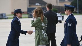 První dáma Spojených států Melania Trumpová vyvolala kritiku volbou oblečení, v němž ve čtvrtek odcestovala na návštěvu texaského centra.