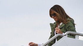 První dáma Spojených států Melania Trumpová vyvolala kritiku volbou oblečení, v němž ve čtvrtek odcestovala na návštěvu texaského centra.