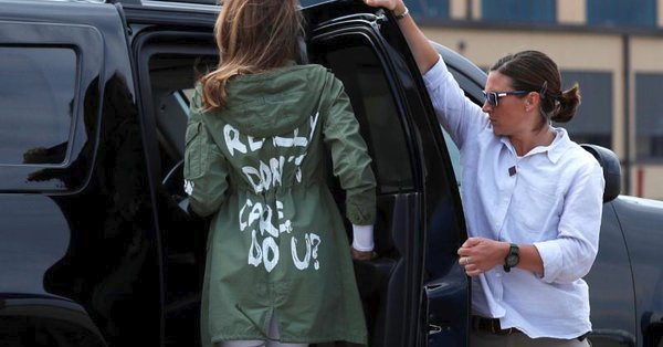 První dáma Spojených států Melania Trumpová vyvolala kritiku volbou oblečení, v němž ve čtvrtek odcestovala na návštěvu texaského centra, kde jsou internovány děti odebrané přistěhovalcům bez dokladů.