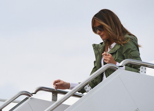 Melania Trump proti rozdělování dětí: Odjela do McAllenu v Texasu na hranicích s Mexikem, aby se se situací přímo na místě seznámila.