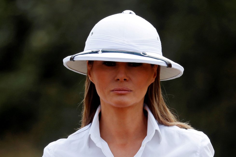 Americká první dáma Melania Trumpová v koloniálním klobouku, který pobouřil Afričany i další.