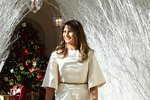Melania připravovala první vánoční oslavu v bílých šatech od Christian Dior.