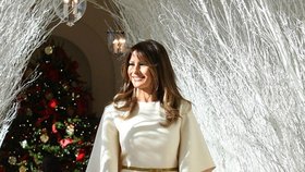 Melania připravovala první vánoční oslavu v bílých šatech od Christian Dior.