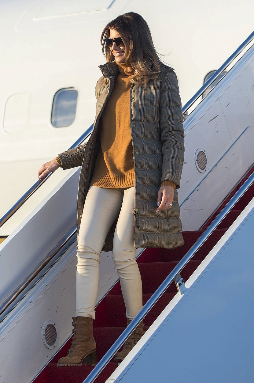 Melania Trump na Aljašce v kalhotách a prošívaném kabátku