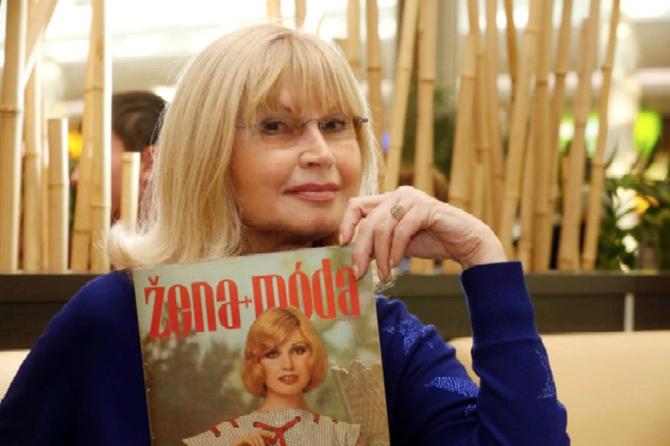 Melanie Vančurová ukazuje titulku časopisu, kterou v mládí nafotila.