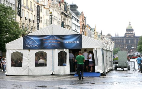 V podobném stanu, jaký nyní stojí v Praze na Václavském náměstí, Janě rakovinu kůže odhalili.