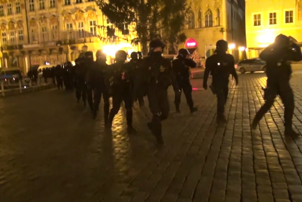 Záběry z nelegální párty, která se konala v noci na 10. ledna 2021 v centru Prahy.