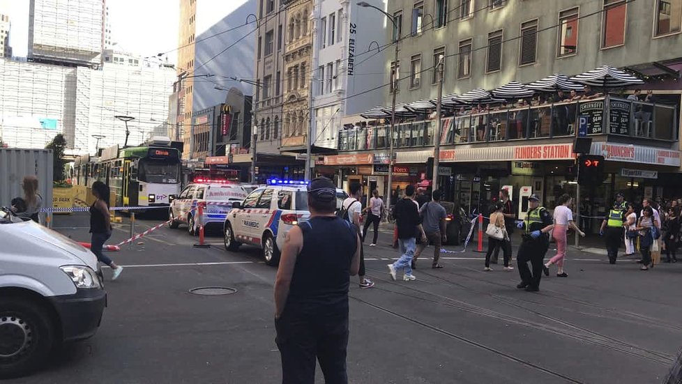 V centru Melbourne najelo auto do chodců