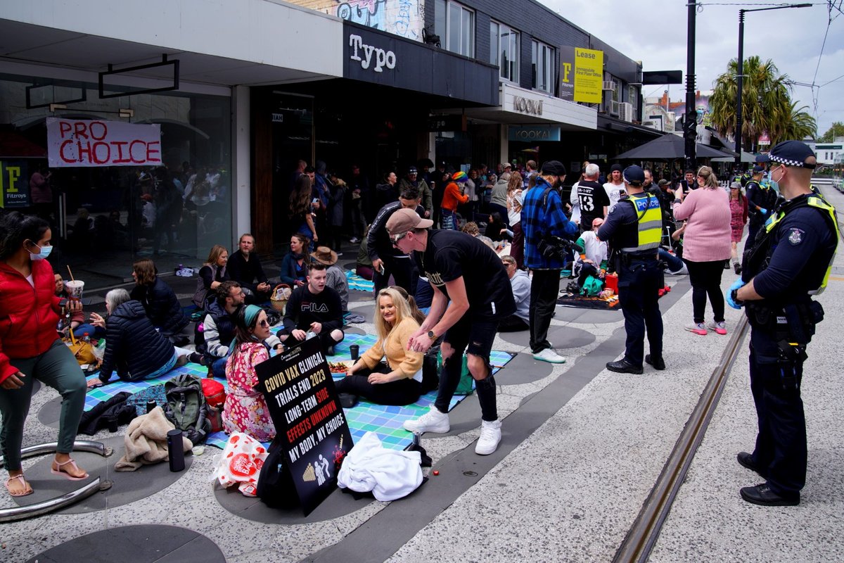 V australském Melbourne si lidé užívají konec koronavirových opatření (23.10.2021)