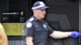 Při útoku v bance v australském Melbourne se zranilo 27 lidí.