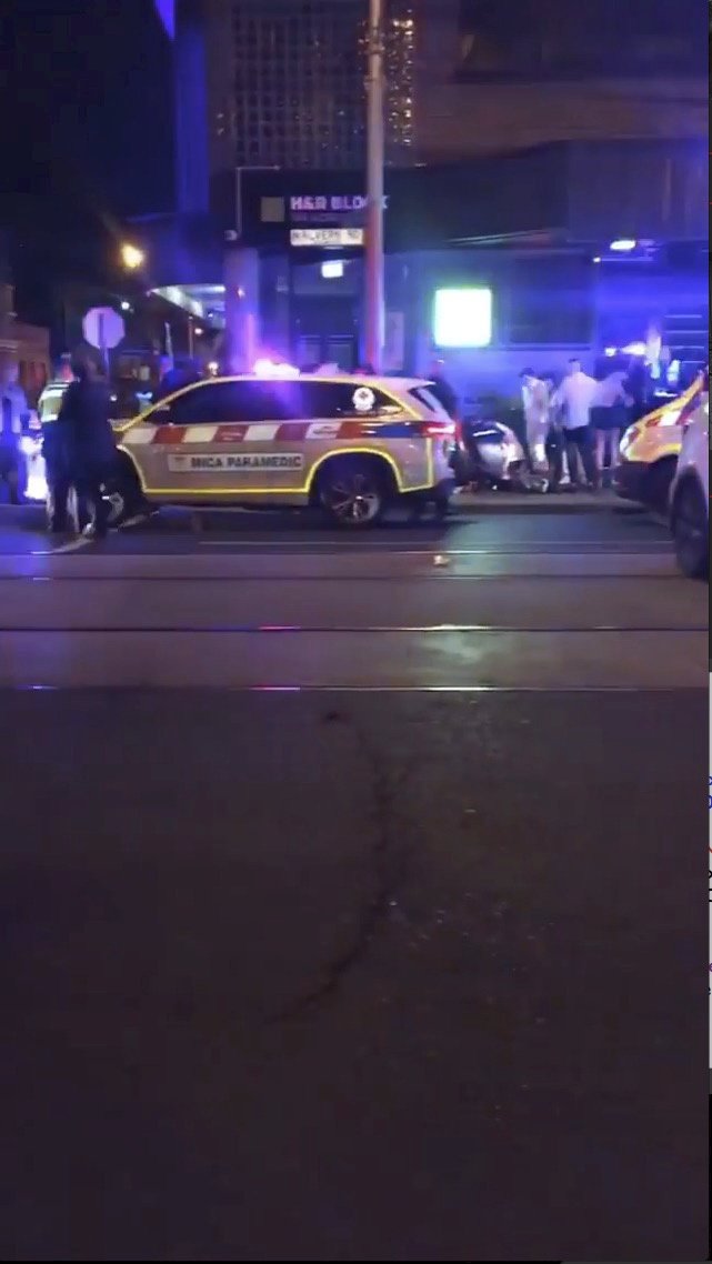 Po střelbě před slavným nočním klubem Love Machine v Melbourne zemřel jeden člověk a tři další byli zraněni