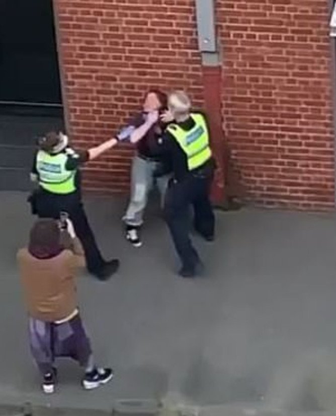 Dívku v Melbourne zadrželi za napadení policisty. Ten ji zastavil na ulici a požadoval její identifikaci, když si všiml, že nenosí roušku.