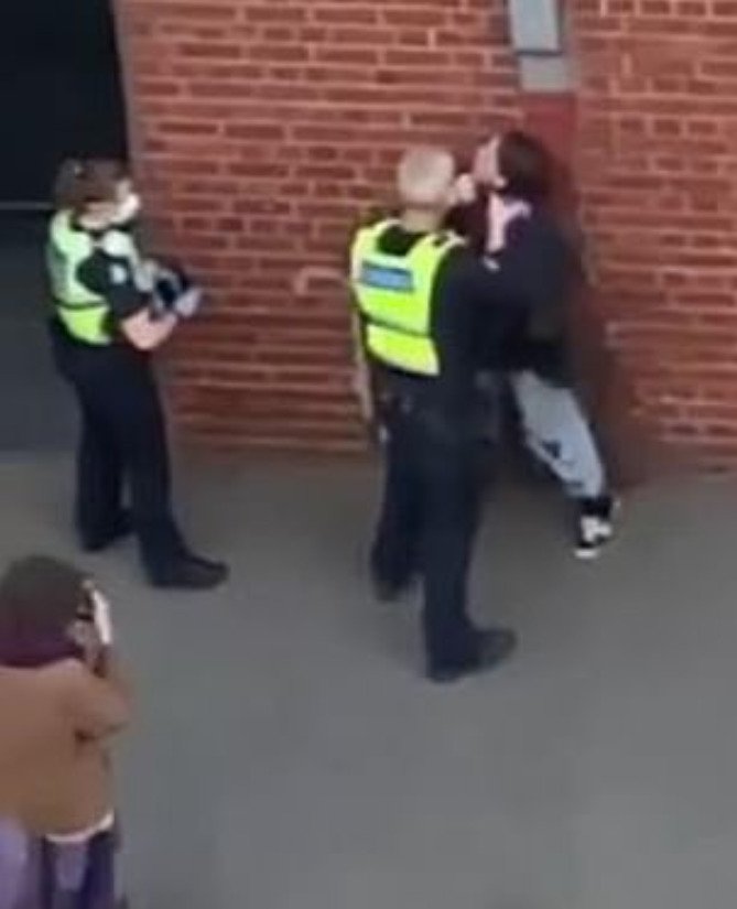 Dívku v Melbourne zadrželi za napadení policisty. Ten ji zastavil na ulici a požadoval její identifikaci, když si všiml, že nenosí roušku.
