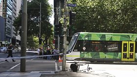 Řidič najel do davu v Melbourne: Zabil nejméně tři lidi, dalších 20 zranil.