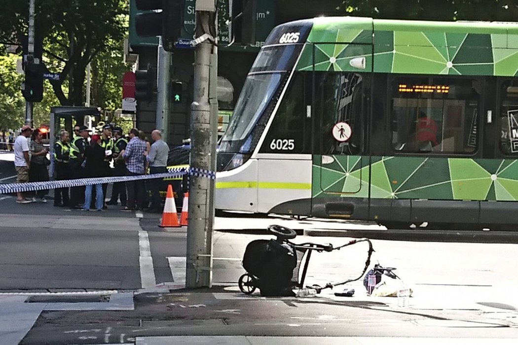 Řidič najel do davu v Melbourne: Zabil nejméně tři lidi, dalších 20 zranil