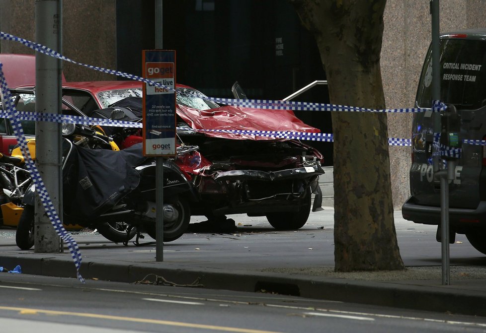 Řidič najel do davu v Melbourne: Zabil nejméně tři lidi, dalších 20 zranil.