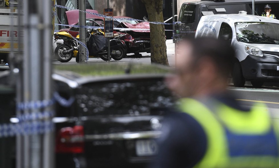 Řidič najel do davu v Melbourne: Zabil nejméně tři lidi, dalších 20 zranil.