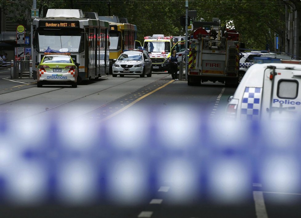 Řidič najel do davu v Melbourne: Zabil nejméně tři lidi, dalších 20 zranil.