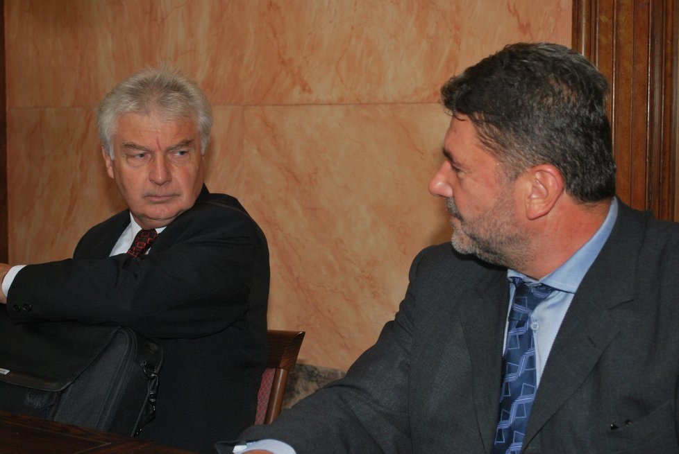 Poslanec Melčák s advokátem Janem Kalvodou